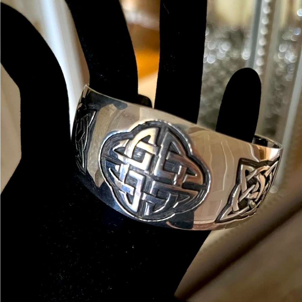 Celtic design 925 sterling silver cuff bracelet. ❣️